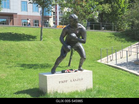 Budapest, 18 July 2017Statue of the fighter (boxing) Papp L?szl?.Papp L?szl? (1926-2003) ?k?lv?v? szobra a XII. ker?leti Geszteny?s kertben. Fekete G?za Dezs? 2017-ben k?sz?lt alkot?sa.-stock-foto