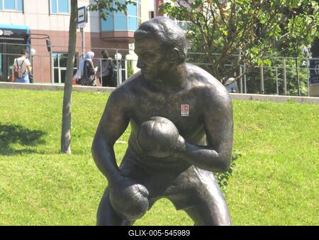 Budapest, 18 July 2017Statue of the fighter (boxing) Papp L?szl?.Papp L?szl? (1926-2003) ?k?lv?v? szobra a XII. ker?leti Geszteny?s kertben. Fekete G?za Dezs? 2017-ben k?sz?lt alkot?sa.-stock-foto