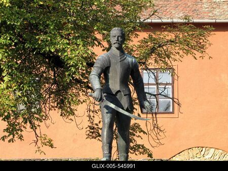 K?szeg (Hungary), 13 September 2016.Statue of Jurisics Mikl?s, heroe of the sige of K?szeg against the Turcs in 1532.Jurisics Mikl?s horv?t f?nemes, a t?r?k?k ostroma (1532) k?szegi h?s?nek szobra a v?r udvar?ban. Mikus S?ndor 1963-ban k?sz?lt alkot?sa.-stock-foto