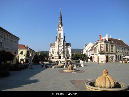 K?szeg (Hungary), 13 September 2016.Main Square with the Heart of Jesus Church in the Historical Hungarian City of K?szeg. A J?zus sz?ve pl?b?niatemplom a F? t?r f?l?tt. A historiz?l? neog?t ?p?let  a b?csi Ludwig Sch?ne tervei alapj?n l?tes?lt a XIX. sz. v?g?n. Tornya 57 m magas.-stock-foto