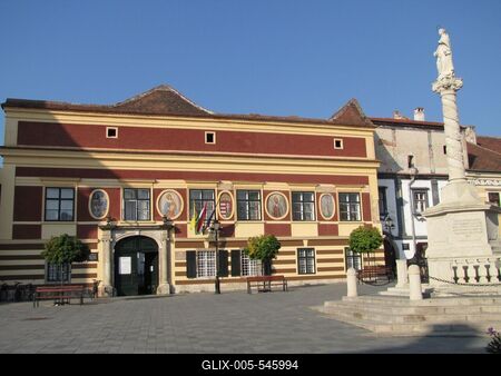 K?szeg (Hungary), 13 September 2016.The City Hall and the Blessed Virgin statue of K?szeg. A v?rosh?za ?s a M?ria szobor a Jurisics t?ren.-stock-foto