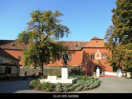 K?szeg (Hungary), 13 September 2016.The 16th Century Jurisics Castle, historical fortress against the Turc invasion of Hungary.A k?szegi Jurisics v?r. Eredetije a XVI. sz-ban ?p?lt. Jurisics Mikl?s horv?t f?nemesr?l, a t?r?k?k k?szegi ostrom?nak (1532) h?s?r?l kapta nev?t.-stock-foto