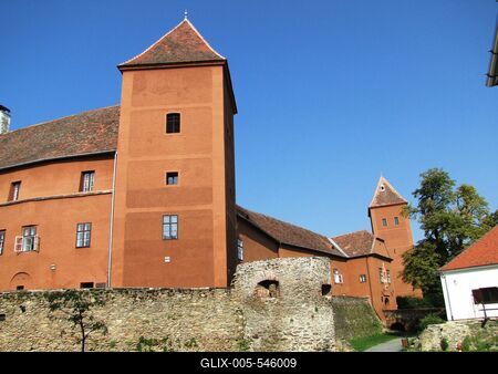 K?szeg (Hungary), 13 September 2016.The 16th Century Jurisics Castle, historical fortress against the Turc invasion of Hungary.A k?szegi Jurisics v?r. Eredetije a XVI. sz-ban ?p?lt. Jurisics Mikl?s horv?t f?nemesr?l, a t?r?k?k k?szegi ostrom?nak (1532) h?s?r?l kapta nev?t.-stock-foto