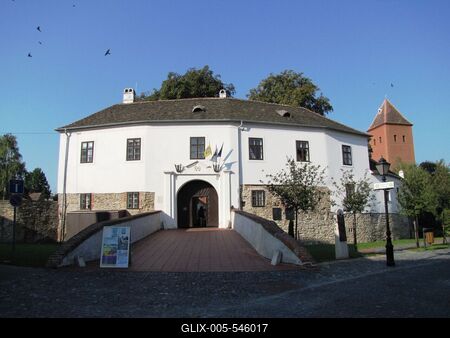 K?szeg (Hungary), 13 September 2016.The 16th Century Jurisics Castle, historical fortress against the Turc invasion of Hungary.A k?szegi Jurisics v?r. Eredetije a XVI. sz-ban ?p?lt. Jurisics Mikl?s horv?t f?nemesr?l, a t?r?k?k k?szegi ostrom?nak (1532) h?s?r?l kapta nev?t.-stock-foto