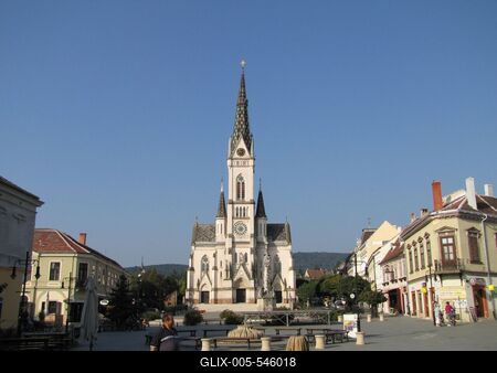 K?szeg (Hungary), 13 September 2016.Main Square with the Heart of Jesus Church in the Historical Hungarian City of K?szeg. A J?zus sz?ve pl?b?niatemplom a F? t?r f?l?tt. A historiz?l? neog?t ?p?let  a b?csi Ludwig Sch?ne tervei alapj?n l?tes?lt a XIX. sz. v?g?n. Tornya 57 m magas.-stock-foto