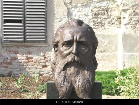 K?szeg (Hungary), 13 September 2016.Statue of the Hungarian naturalist Herman Ott?.Herman Ott? (1835-1914)  magyar term?szetkutat?, zool?gus, n?prajzkutat?, r?g?sz ?s politikus mellszobra. Veres G?bor 2014-ben k?sz?lt alkot?sa.-stock-foto