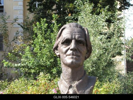 K?szeg (Hungary), 13 September 2016.Statue of the Hungarian writer G?za Ottlik.Ottlik G?za (1912-1990) ?r?, m?ford?t? mellszobra. Veres G?bor 2013-ban k?sz?lt alkot?sa.-stock-foto