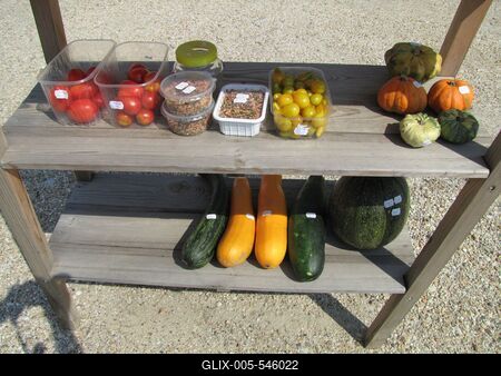 Velem (Hungary), 13 September 2016.Honesty market in a Velem street.Becs?letpiac a velemi utc?n.-stock-foto