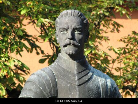 K?szeg (Hungary), 13 September 2016.Statue of Jurisics Mikl?s, heroe of the sige of K?szeg against the Turcs in 1532.Jurisics Mikl?s horv?t f?nemes, a t?r?k?k ostroma (1532) k?szegi h?s?nek szobra a v?r udvar?ban. Mikus S?ndor 1963-ban k?sz?lt alkot?sa.-stock-foto