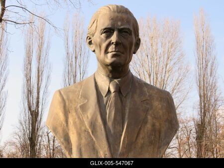 Dunaharaszti, 5 February 2018Bust of painter, art historian, orientalist, astrologer, writer, translator in the square named after him.Baktay Ervin (1890-1963) fest?m?v?sz, m?v?szett?rt?n?sz, orientalista, asztrol?gus, ?r?, m?ford?t? mellszobra a r?la elnevezett t?ren. Domonkos B?la 2006-ban k?sz?lt alkot?sa.-stock-foto