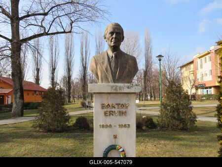 Dunaharaszti, 5 February 2018Bust of painter, art historian, orientalist, astrologer, writer, translator in the square named after him.Baktay Ervin (1890-1963) fest?m?v?sz, m?v?szett?rt?n?sz, orientalista, asztrol?gus, ?r?, m?ford?t? mellszobra a r?la elnevezett t?ren. Domonkos B?la 2006-ban k?sz?lt alkot?sa.-stock-foto
