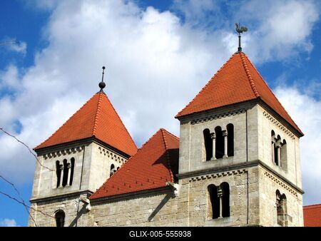 ?csa, 2010. m?rcius 14.?csa XIII. sz?zad k?zep?n ?p?lt, ?s mindm?ig eredeti ?llapot?t ?rz? rom?n st?lus? bazilik?j?nak tornyai.-stock-foto