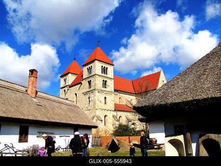 ?csa, 2010. m?rcius 14.Az ?csai rom?n st?lus? bazilika (XIII. szd.) ?s a t?jh?zak (falum?zeum).-stock-foto