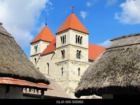 ?csa, 2010. m?rcius 14.?csa XIII. sz?zad k?zep?n ?p?lt, ?s mindm?ig eredeti ?llapot?t ?rz? rom?n st?lus? bazilik?ja n?dfedeles t?jh?zakkal.-stock-foto