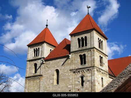 ?csa, 2010. m?rcius 14.?csa XIII. sz?zad k?zep?n ?p?lt, ?s mindm?ig eredeti ?llapot?t ?rz? rom?n st?lus? bazilik?j?nak tornyai.-stock-foto