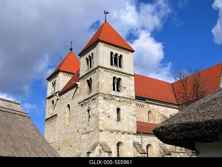 ?csa, 2010. m?rcius 14.?csa XIII. sz?zad k?zep?n ?p?lt, ?s mindm?ig eredeti ?llapot?t ?rz? rom?n st?lus? bazilik?ja n?dtet?s h?zak k?z?l.-stock-foto