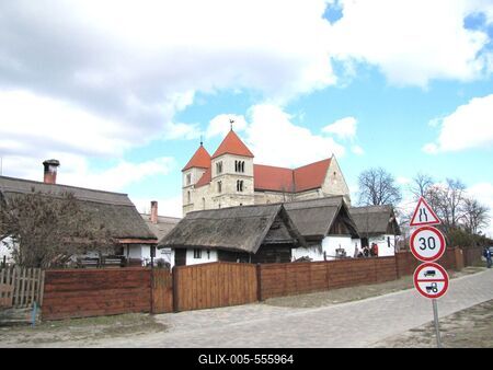 ?csa, 2010. m?rcius 14.?csa XIII. sz?zad k?zep?n ?p?lt, ?s mindm?ig eredeti ?llapot?t ?rz? rom?n st?lus? bazilik?ja alatta a t?jh?zakkal (falum?zeum).-stock-foto