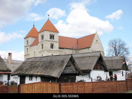 ?csa, 2010. m?rcius 14.?csa XIII. sz?zad k?zep?n ?p?lt, ?s mindm?ig eredeti ?llapot?t ?rz? rom?n st?lus? bazilik?ja alatta a t?jh?zakkal (falum?zeum).-stock-foto