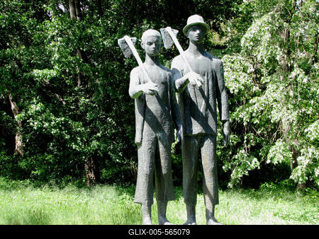 Somogyv?r, 2012. m?jus 6.A Kap?s fi?k nev? szobor a Sz?chenyi kast?ly parkj?ban. Martsa Istv?n 1961-ben k?sz?lt alkot?sa.-stock-foto