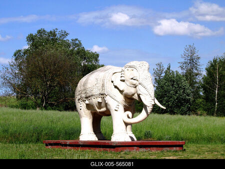 Somogyv?mos, 2012. m?jus 6.A Krisna v?lgyi indiai kultur?lis k?zpont ?s biofarm egyik  elef?nt szobra. A Magyar Krisna tudat? H?v?k K?z?ss?ge hindu hagyom?nyok szerint alak?totta ki a telepet. Tan?t?saik az emberi b?lkcsess?g ?si szent k?nyvein, a V?d?kon alapulnak. F?ldjeiken biogazd?lkod?st folytatnak.-stock-foto
