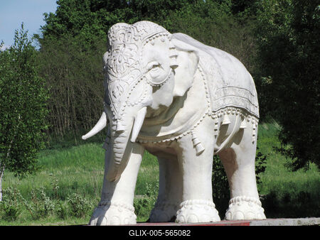 Somogyv?mos, 2012. m?jus 6.A Krisna v?lgyi indiai kultur?lis k?zpont ?s biofarm egyik  elef?nt szobra. A Magyar Krisna tudat? H?v?k K?z?ss?ge hindu hagyom?nyok szerint alak?totta ki a telepet. Tan?t?saik az emberi b?lkcsess?g ?si szent k?nyvein, a V?d?kon alapulnak. F?ldjeiken biogazd?lkod?st folytatnak.-stock-foto