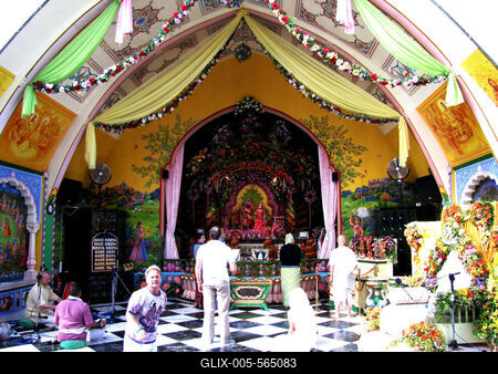 Somogyv?mos, 2012. m?jus 6.A Krisna v?lgyi indiai kultur?lis k?zpont ?s biofarm szent?lye im?dkoz? h?v?kkel ?s turist?kkal. A Magyar Krisna tudat? H?v?k K?z?ss?ge hindu hagyom?nyok szerint alak?totta ki a telepet. Tan?t?saik az emberi b?lkcsess?g ?si szent k?nyvein, a V?d?kon alapulnak. F?ldjeiken biogazd?lkod?st folytatnak.-stock-foto