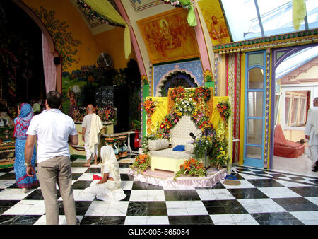 Somogyv?mos, 2012. m?jus 6.A Krisna v?lgyi indiai kultur?lis k?zpont ?s biofarm szent?lye im?dkoz? h?v?kkel ?s turist?kkal. A Magyar Krisna tudat? H?v?k K?z?ss?ge hindu hagyom?nyok szerint alak?totta ki a telepet. Tan?t?saik az emberi b?lkcsess?g ?si szent k?nyvein, a V?d?kon alapulnak. F?ldjeiken biogazd?lkod?st folytatnak.-stock-foto