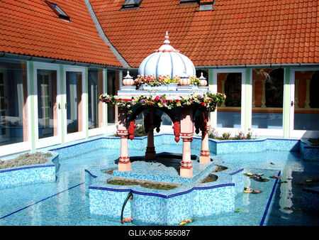 Somogyv?mos, 2012. m?jus 6.A Krisna v?lgyi indiai kultur?lis k?zpont ?s biofarm k?zponti ?p?let?nek bels? udvara ?s medenc?je. A Magyar Krisna tudat? H?v?k K?z?ss?ge hindu hagyom?nyok szerint alak?totta ki a telepet. Tan?t?saik az emberi b?lkcsess?g ?si szent k?nyvein, a V?d?kon alapulnak. F?ldjeiken biogazd?lkod?st folytatnak.-stock-foto