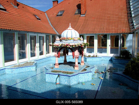 Somogyv?mos, 2012. m?jus 6.A Krisna v?lgyi indiai kultur?lis k?zpont ?s biofarm k?zponti ?p?let?nek bels? udvara ?s medenc?je. A Magyar Krisna tudat? H?v?k K?z?ss?ge hindu hagyom?nyok szerint alak?totta ki a telepet. Tan?t?saik az emberi b?lkcsess?g ?si szent k?nyvein, a V?d?kon alapulnak. F?ldjeiken biogazd?lkod?st folytatnak.-stock-foto