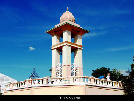 Somogyv?mos, 2012. m?jus 6.A Krisna v?lgyi indiai kultur?lis k?zpont ?s biofarm k?zponti harangtornya. A Magyar Krisna tudat? H?v?k K?z?ss?ge hindu hagyom?nyok szerint alak?totta ki a telepet. Tan?t?saik az emberi b?lkcsess?g ?si szent k?nyvein, a V?d?kon alapulnak. F?ldjeiken biogazd?lkod?st folytatnak.-stock-foto