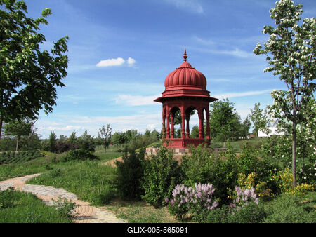 Somogyv?mos, 2012. m?jus 6.A Krisna v?lgyi indiai kultur?lis k?zpont ?s biofarm egyik pavilonja vir?gokkal.  A Magyar Krisna tudat? H?v?k K?z?ss?ge hindu hagyom?nyok szerint alak?totta ki a telepet. Tan?t?saik az emberi b?lkcsess?g ?si szent k?nyvein, a V?d?kon alapulnak. F?ldjeiken biogazd?lkod?st folytatnak.-stock-foto