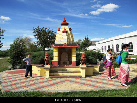 Somogyv?mos, 2012. m?jus 6.A Krisna v?lgyi indiai kultur?lis k?zpont ?s biofarm kistemploma. A Magyar Krisna tudat? H?v?k K?z?ss?ge hindu hagyom?nyok szerint alak?totta ki a telepet. Tan?t?saik az emberi b?lkcsess?g ?si szent k?nyvein, a V?d?kon alapulnak. F?ldjeiken biogazd?lkod?st folytatnak.-stock-foto