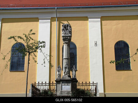 Somogyv?r, 2012. m?jus 6.A Szenth?roms?g szobor 1899-b?l. A B?nb?n? Szent M?ria Magdolna templom mellett ?ll.-stock-foto