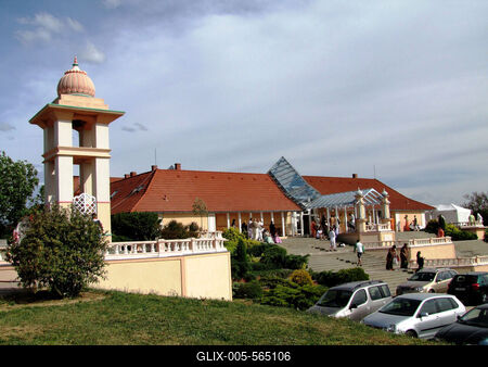 Somogyv?mos, 2012. m?jus 6.A Krisna v?lgyi indiai kultur?lis k?zpont ?s biofarm harangtornya ?s k?zponti ?p?lete (szent?lye) h?v?kkel ?s turist?kkal. A Magyar Krisna tudat? H?v?k K?z?ss?ge hindu hagyom?nyok szerint alak?totta ki a telepet. Tan?t?saik az emberi b?lkcsess?g ?si szent k?nyvein, a V?d?kon alapulnak. F?ldjeiken biogazd?lkod?st folytatnak.-stock-foto