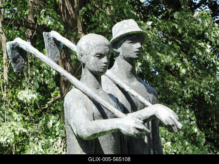 Somogyv?r, 2012. m?jus 6.A Kap?s fi?k nev? szobor a Sz?chenyi kast?ly parkj?ban. Martsa Istv?n 1961-ben k?sz?lt alkot?sa.-stock-foto