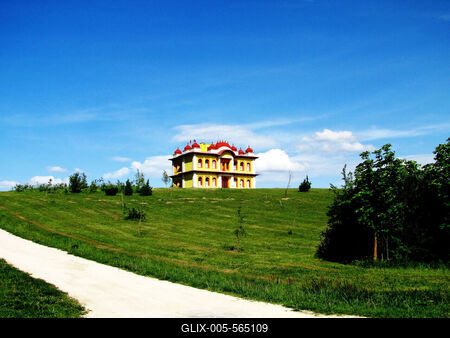 Somogyv?mos, 2012. m?jus 6.Az iskola ?p?lete a Krisna v?lgyi indiai kultur?lis k?zpont ?s biofarm ter?let?n. A Magyar Krisna tudat? H?v?k K?z?ss?ge hindu hagyom?nyok szerint alak?totta ki a telepet. Tan?t?saik az emberi b?lkcsess?g ?si szent k?nyvein, a V?d?kon alapulnak. F?ldjeiken biogazd?lkod?st folytatnak.-stock-foto