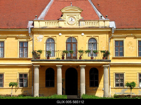 Somogyv?r, 2012. m?jus 6.A Sz?chenyi kast?ly f??p?let?nek k?zponti r?sze. A XIX. sz. m?sodik fel?ben ?p?lt eklektikus st?lusban. Jelenleg gy?gypedag?giai int?zet. Parkja v?dett. A parkban tal?lhat? a Sz?chenyi csal?d mauz?leuma.-stock-foto