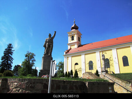 Somogyv?r, 2012. m?jus 6.A B?nb?n? Szent M?ria Magdolna templom. 1830-ban ?p?lt. Orgon?ja orsz?gosan is egyed?l ?ll? m? (k?t manu?los, 16 regiszteres K?nig-orgona). A templom alatt az I. vil?gh?bor?s eml?km?. Sikl?dy L?rinc 1927-b?l sz?rmaz? alkot?sa.-stock-foto