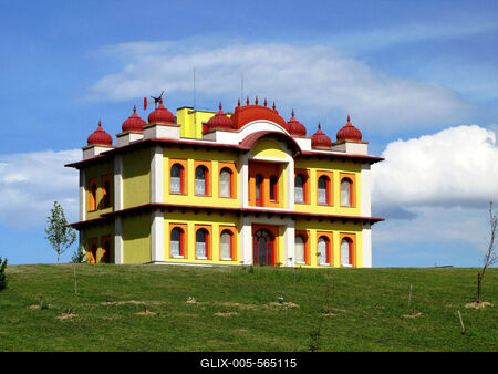 Somogyv?mos, 2012. m?jus 6.Az iskola ?p?lete a Krisna v?lgyi indiai kultur?lis k?zpont ?s biofarm ter?let?n. A Magyar Krisna tudat? H?v?k K?z?ss?ge hindu hagyom?nyok szerint alak?totta ki a telepet. Tan?t?saik az emberi b?lkcsess?g ?si szent k?nyvein, a V?d?kon alapulnak. F?ldjeiken biogazd?lkod?st folytatnak.-stock-foto