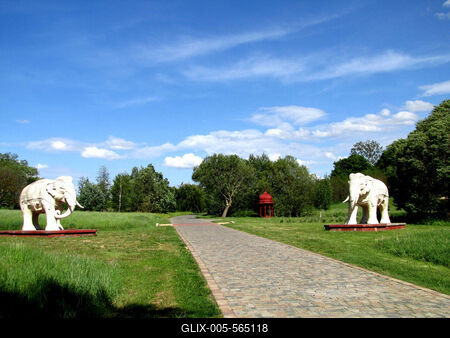 Somogyv?mos, 2012. m?jus 6.A Krisna v?lgyi indiai kultur?lis k?zpont ?s biofarm f??tja ?s elef?nt szobrai. A Magyar Krisna tudat? H?v?k K?z?ss?ge hindu hagyom?nyok szerint alak?totta ki a telepet. Tan?t?saik az emberi b?lkcsess?g ?si szent k?nyvein, a V?d?kon alapulnak. F?ldjeiken biogazd?lkod?st folytatnak.-stock-foto