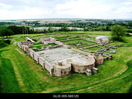 Somogyv?r, 2012. m?jus 6.Somogyv?r-Kupav?r  t?rt?nelmi eml?khely. Itt ?llt egykoron Kopp?ny vez?r f?ldv?ra, melynek hely?n Szent Istv?n kir?ly templomot ?p?ttetett. Szent L?szl? kir?ly 1091-ben benc?s ap?ts?got alap?tott, melynek romjai ma is l?that?ak. A XIII. sz?zadban kultikus ?s kultur?lis k?zpontt? v?lt. Az eml?kpark 1991-ben ny?lt. Pusztaszer ?s Moh?cs ut?n nemzet?nk harmadik t?rt?nelmi eml?khelye.-stock-foto