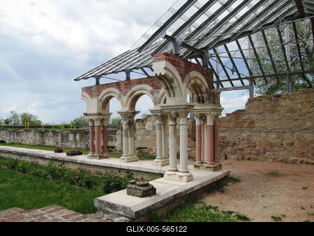 Somogyv?r, 2012. m?jus 6.Az egykori benc?s ap?ts?g kereng?j?nek r?szlete Somogyv?r-Kupav?r  t?rt?nelmi eml?khelyen. Itt ?llt egykoron Kopp?ny vez?r f?ldv?ra, melynek hely?n Szent Istv?n kir?ly templomot ?p?ttetett. Szent L?szl? kir?ly 1091-ben benc?s ap?ts?got alap?tott, melynek romjai ma is l?that?ak. A XIII. sz?zadban kultikus ?s kultur?lis k?zpontt? v?lt. Az eml?kpark 1991-ben ny?lt. Pusztaszer ?s Moh?cs ut?n nemzet?nk harmadik t?rt?nelmi eml?khelye.-stock-foto