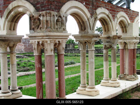 Somogyv?r, 2012. m?jus 6.Az egykori benc?s ap?ts?g kereng?j?nek r?szlete Somogyv?r-Kupav?r  t?rt?nelmi eml?khelyen. Itt ?llt egykoron Kopp?ny vez?r f?ldv?ra, melynek hely?n Szent Istv?n kir?ly templomot ?p?ttetett. Szent L?szl? kir?ly 1091-ben benc?s ap?ts?got alap?tott, melynek romjai ma is l?that?ak. A XIII. sz?zadban kultikus ?s kultur?lis k?zpontt? v?lt. Az eml?kpark 1991-ben ny?lt. Pusztaszer ?s Moh?cs ut?n nemzet?nk harmadik t?rt?nelmi eml?khelye.-stock-foto