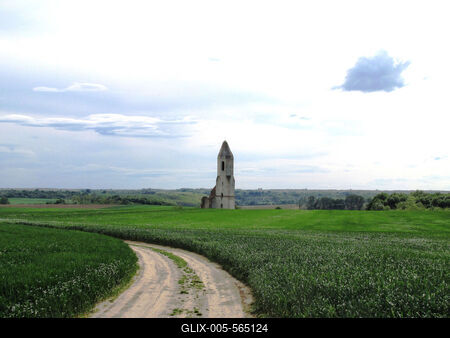 Somogyv?mos, 2012. m?jus 6. A Pusztatorony. Somogy megye egyik legjelent?sebb templomromja. A r?g?szeti felt?r?s ?s az ?p?t?szett?rt?neti kutat?s szerint az eredetileg rom?n st?lusban ?p?lt templom egyhaj?s, f?lk?r?ves szent?llyel val?sz?n?leg a XII. sz?zadban ?p?lt.-stock-foto