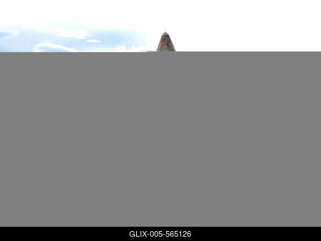 Somogyv?mos, 2012. m?jus 6. A Pusztatorony. Somogy megye egyik legjelent?sebb templomromja. A r?g?szeti felt?r?s ?s az ?p?t?szett?rt?neti kutat?s szerint az eredetileg rom?n st?lusban ?p?lt templom egyhaj?s, f?lk?r?ves szent?llyel val?sz?n?leg a XII. sz?zadban ?p?lt.-stock-foto