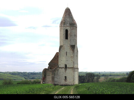 Somogyv?mos, 2012. m?jus 6. A Pusztatorony. Somogy megye egyik legjelent?sebb templomromja. A r?g?szeti felt?r?s ?s az ?p?t?szett?rt?neti kutat?s szerint az eredetileg rom?n st?lusban ?p?lt templom egyhaj?s, f?lk?r?ves szent?llyel val?sz?n?leg a XII. sz?zadban ?p?lt.-stock-foto