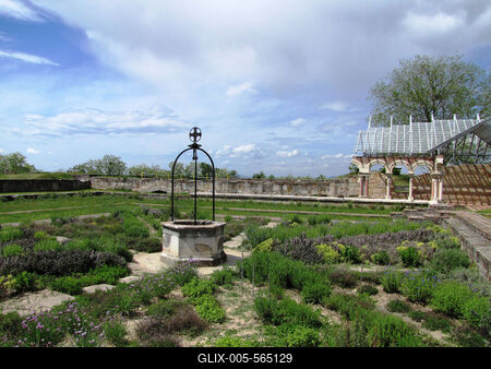 Somogyv?r, 2012. m?jus 6.Az egykori benc?s ap?ts?g kereng?j?nek k?zep?n ?ll? ciszterna Somogyv?r-Kupav?r  t?rt?nelmi eml?khelyen. K?r?l?tte f?v?szkert f?szer- ?s gy?gyn?v?nyekkel.. Itt ?llt egykoron Kopp?ny vez?r f?ldv?ra, melynek hely?n Szent Istv?n kir?ly templomot ?p?ttetett. Szent L?szl? kir?ly 1091-ben benc?s ap?ts?got alap?tott, melynek romjai ma is l?that?ak. A XIII. sz?zadban kultikus ?s kultur?lis k?zpontt? v?lt. Az eml?kpark 1991-ben ny?lt. Pusztaszer ?s Moh?cs ut?n nemzet?nk harmadik t?rt?nelmi eml?khelye.-stock-foto