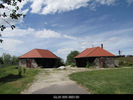 Somogyv?r, 2012. m?jus 6.A Somogyv?r-Kupav?r  t?rt?nelmi eml?khely bej?rata. Itt ?llt egykoron Kopp?ny vez?r f?ldv?ra, melynek hely?n Szent Istv?n kir?ly templomot ?p?ttetett. Szent L?szl? kir?ly 1091-ben benc?s ap?ts?got alap?tott, melynek romjai ma is l?that?ak. A XIII. sz?zadban kultikus ?s kultur?lis k?zpontt? v?lt. Az eml?kpark 1991-ben ny?lt. Pusztaszer ?s Moh?cs ut?n nemzet?nk harmadik t?rt?nelmi eml?khelye.-stock-foto