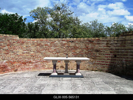 Somogyv?r, 2012. m?jus 6.A Szent Istv?n ?ltal ?p?ttetett templom olt?ra  Somogyv?r-Kupav?r  t?rt?nelmi eml?khelyen. Itt ?llt egykoron Kopp?ny vez?r f?ldv?ra, melynek hely?n Szent Istv?n kir?ly templomot ?p?ttetett. Szent L?szl? kir?ly 1091-ben benc?s ap?ts?got alap?tott, melynek romjai ma is l?that?ak. A XIII. sz?zadban kultikus ?s kultur?lis k?zpontt? v?lt. Az eml?kpark 1991-ben ny?lt. Pusztaszer ?s Moh?cs ut?n nemzet?nk harmadik t?rt?nelmi eml?khelye.-stock-foto