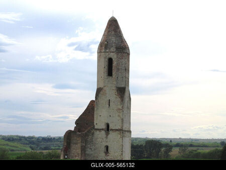 Somogyv?mos, 2012. m?jus 6. A Pusztatorony. Somogy megye egyik legjelent?sebb templomromja. A r?g?szeti felt?r?s ?s az ?p?t?szett?rt?neti kutat?s szerint az eredetileg rom?n st?lusban ?p?lt templom egyhaj?s, f?lk?r?ves szent?llyel val?sz?n?leg a XII. sz?zadban ?p?lt.-stock-foto
